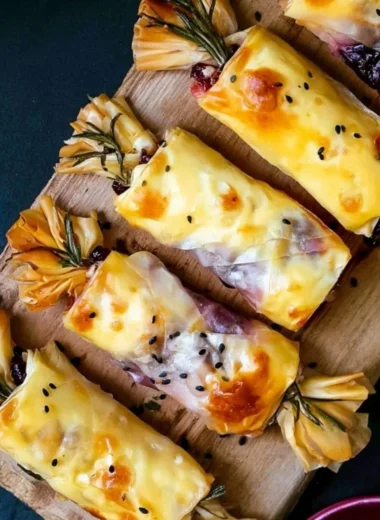 Cranberry Brie Crackers made with filo pastry and topped with cranberries and brie cheese.